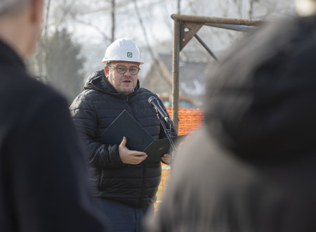 Minister ima nagovor, pred njim mikrofon