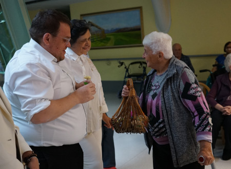 Minister in direktorica prejemata priložnostno darilo stanovalke doma