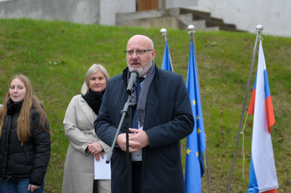 Župan stoji pred mikrofonom in ima nagovor za zbrane na otvoritvi