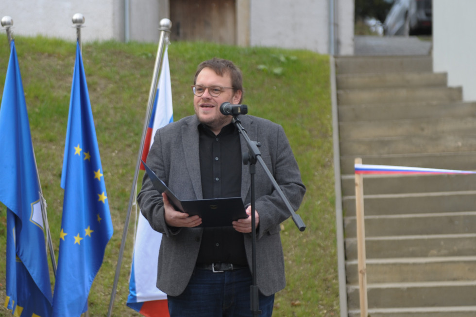 Minister stoji pred mikrofonom in ima nagovor za zbrane na otvoritvi