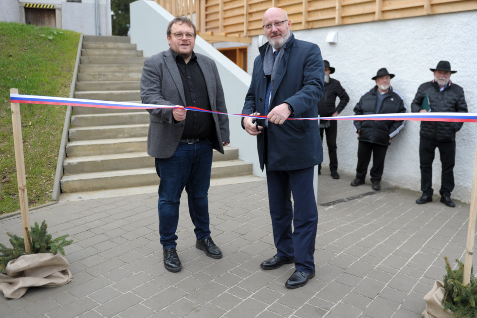 Minister in župan s prerezanim trakom na otvoritvi