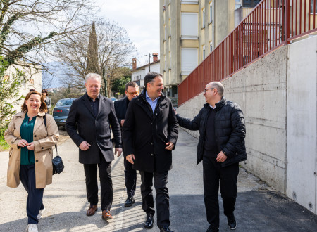 Govorniki prihajajo na otvoritev