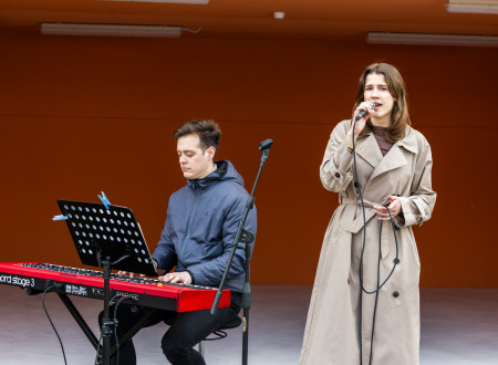 Glasbeni duet, klaviaturist in pevka