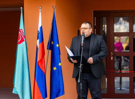 Maljevac ima nagovor, pred njim mikrofon, zadaj zastave