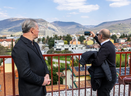 Direktor sklada Peter Jan fotografira Novo Gorico