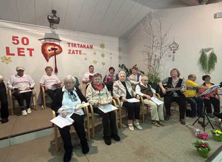 V ozadju stanovalke in stanovalci doma starejših