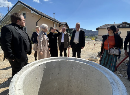 Minister in župan s sodelavci na gradbišču