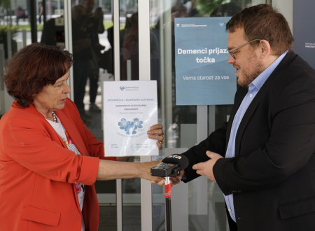 Predsednica društva predaja ministru certifikat »Demenci prijazna točka«