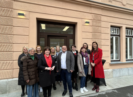 Minister Simon Maljevac se na skupinski fotografiji z zaposlenimi Centra za socialno delo Kočevje