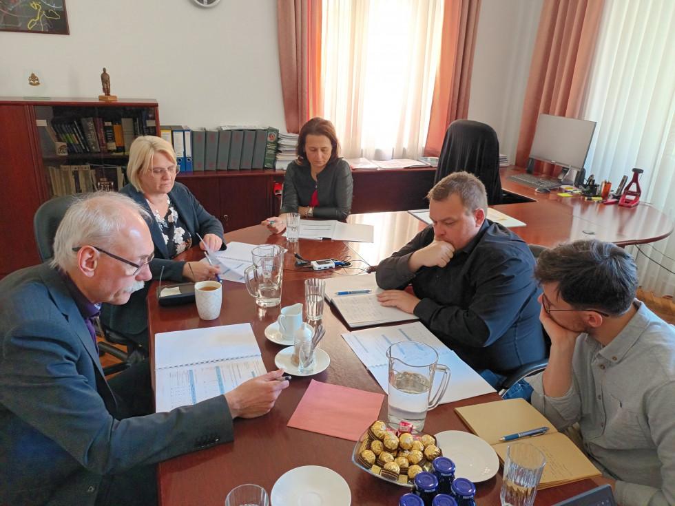 Minister Maljevac in državni sekretar Ploštajner skupaj z zaposlenimi podjetja Spektra d.o.o.