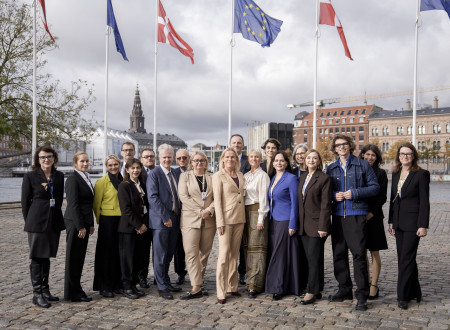 Udeleženci konference na skupinski fotografiji, zadaj zastave