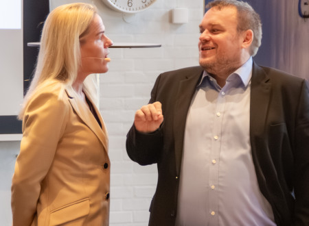 Minister in ministrica med pogovorom