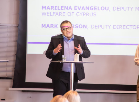 Minister Simon Maljevac stoji pred govorniškim pultom