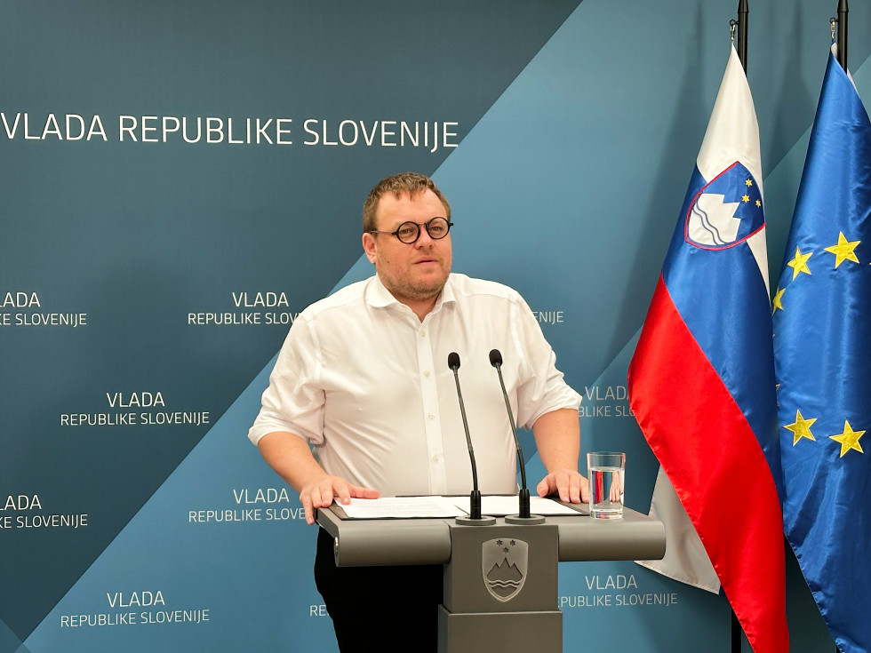 Minister z govorniškega odra v vladnem tiskovnem središču predstavlja glavne poudarke zakona