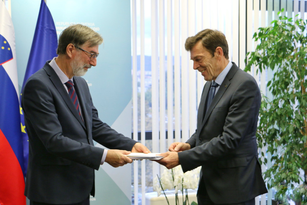 Dosedanji minister za vzgojo in izobraževanje dr. Darjo Felda predaja dokumente novemu ministru za vzgojo in izobraževanje dr. Vinku Logaju.
