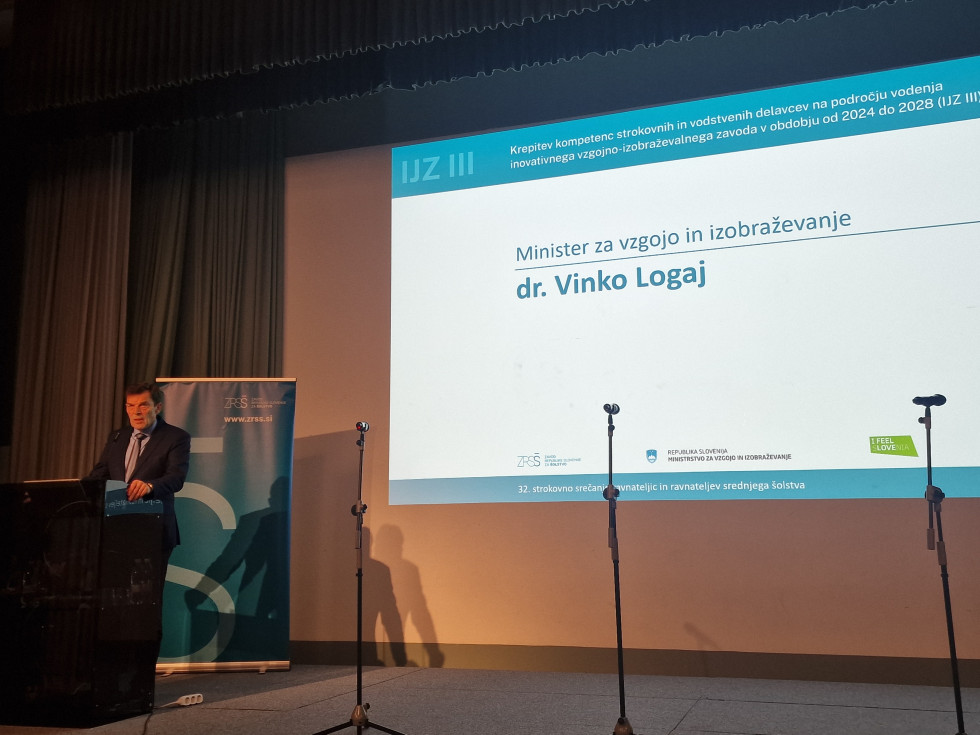 Minister Logaj v dvorani med nagovorom