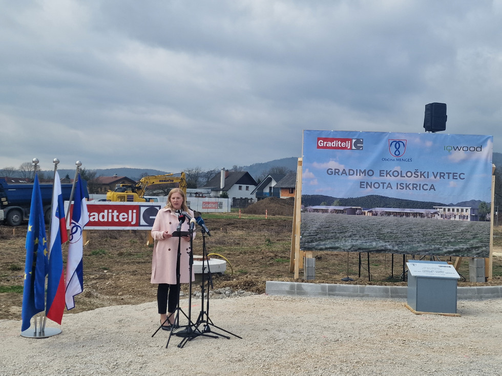 Državna sekretarka nagovarja udeležence slovesnosti.