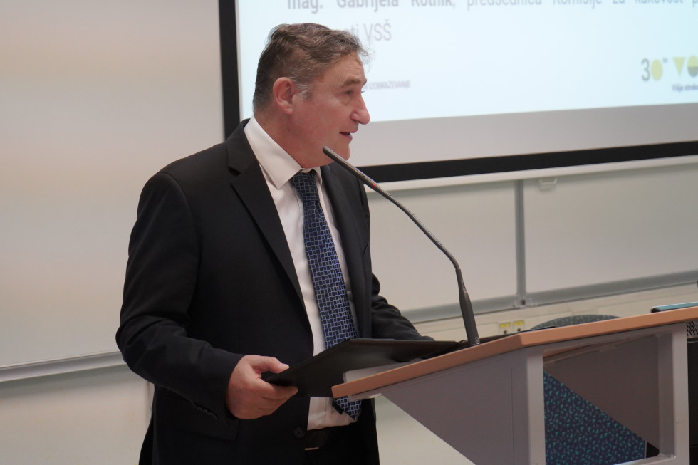 Državni sekretar nagovarja udeležence konference.