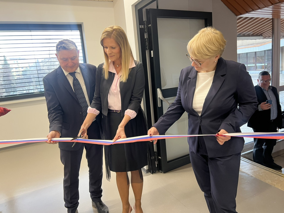 Državni sekretar reže trak. 