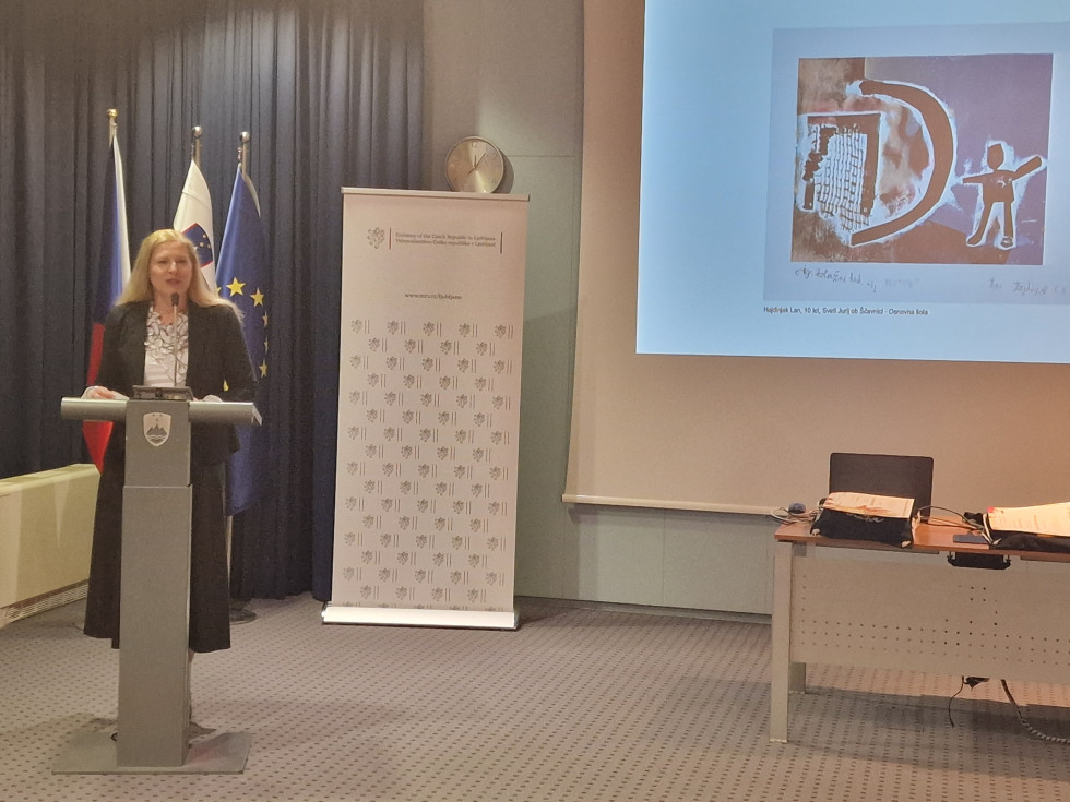 Državna sekretarka nagovarja nagrajenke in nagrajence.