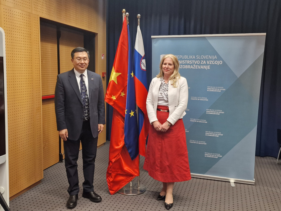 Državna sekretarka in namestnik generalnega direktorja Centra za jezikovno izobraževanje in sodelovanje Liu Jianqing.