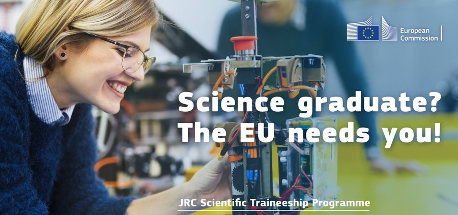 Promocijski plakat na katerem v angleškem jeziku EU vabi diplomantke in diplomante, da se prijavijo javni razpis za pripravnike na področju znanosti. V ozadjo slika znanstvenice pri svojem delu. 