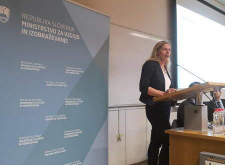 Državna sekretarka Janja Zupančič za pultom nagovarja udeležence javne predstavitve mnenj o predšolski vzgoji