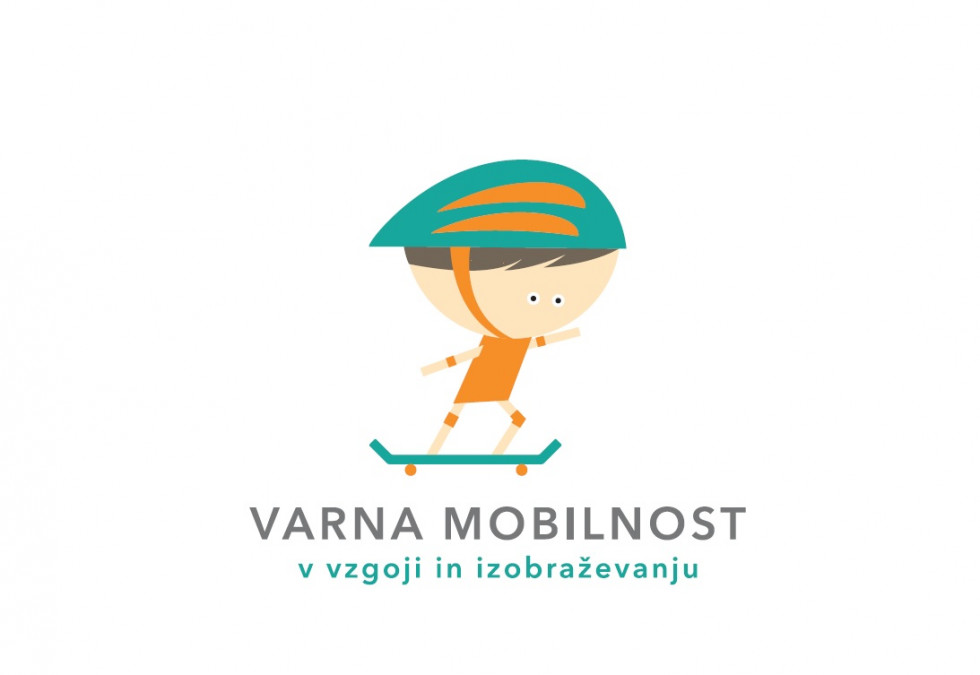 Logotip za varno mobilnost. Prikazuje učenca na rolki z neproporcionalno veliko glavo in čelado na glavi.