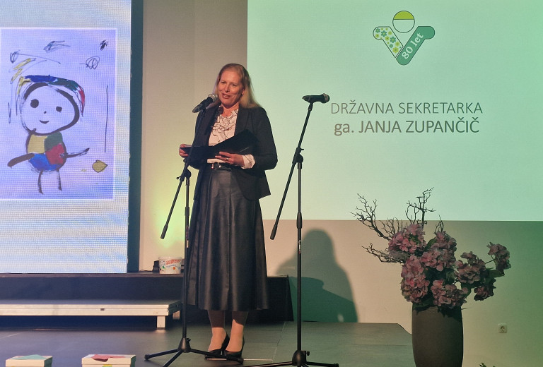 Državna sekretarka nagovorila udeležence prireditve ob 80. obletnici Vrtca Tončke Čečeve