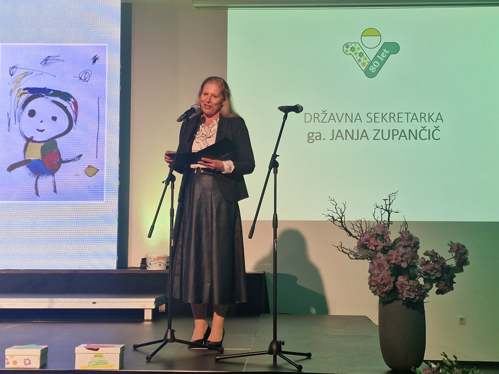 Državna sekretarka nagovarja udeležence prireditve.