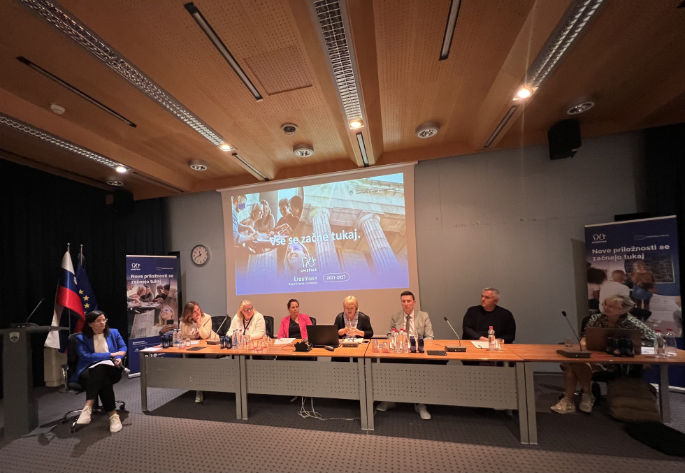 Udeleženci predstavljajo nacionalno poročilo o programu Erasmus+ na področju srednješolskega izobraževanja.