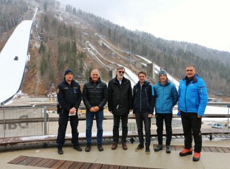 Minister Felda skupaj z vostvom zavoda Planica in Smučarske zveze Slovenije v Planici