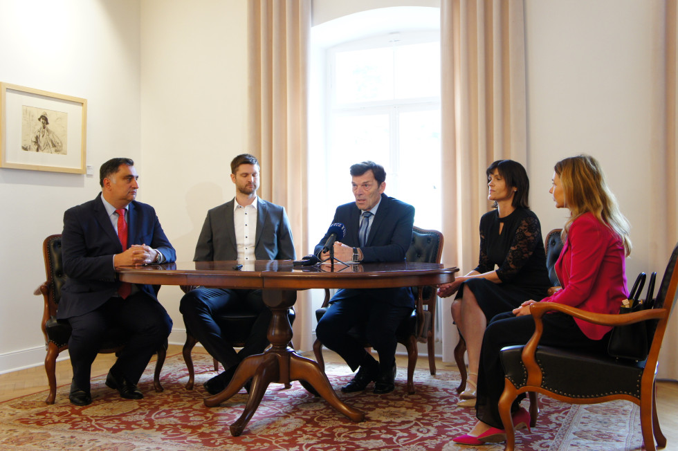 Minister Vinko Logaj, župan občine Jesenice Peter Bohinec, vršilka dolžnosti ravnateljice Srednje šole Jesenice Monika Lotrič in predstavnica Evropske komisije Barbara Jermol Marcinčak ter direktor podjetja VG5 Miha Brlan pri podpisu pogodbe.