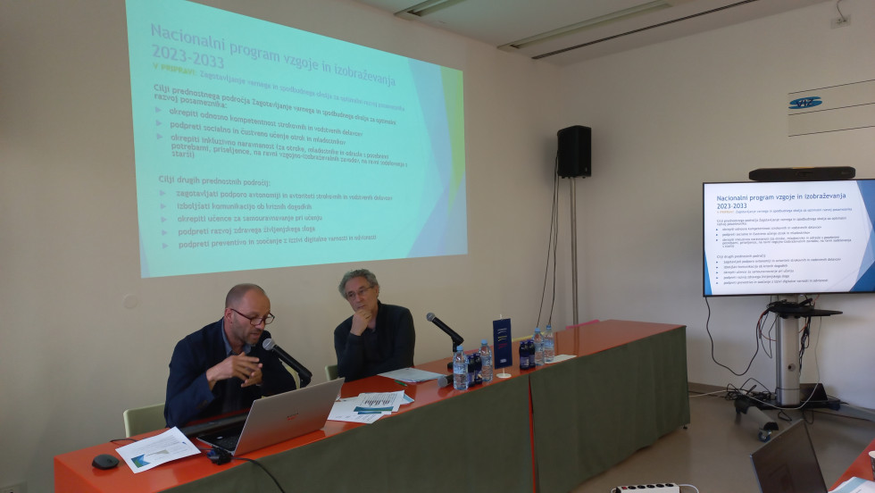 Miha Lovšin in Branimir Štrukelj med dogodkom o socialnem dialogu
