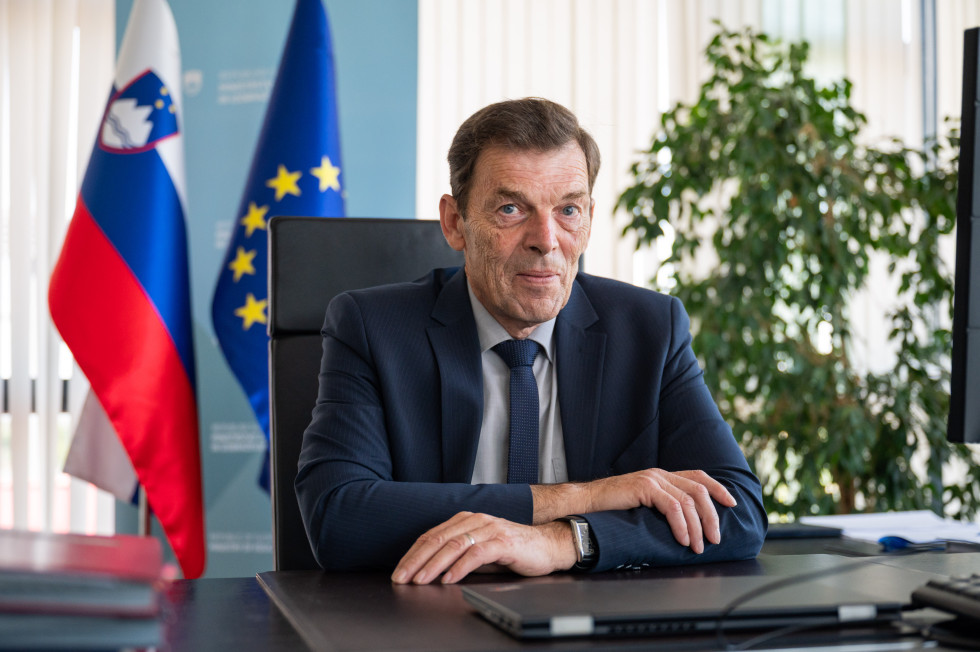 Minister za vzgojo in izobraževanje v pisarni za mizo