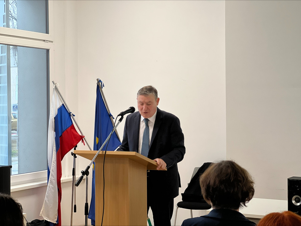 Državni sekretar mag. Andrej Sotošek govori za govorniškim pultom. Bližnji kader.
