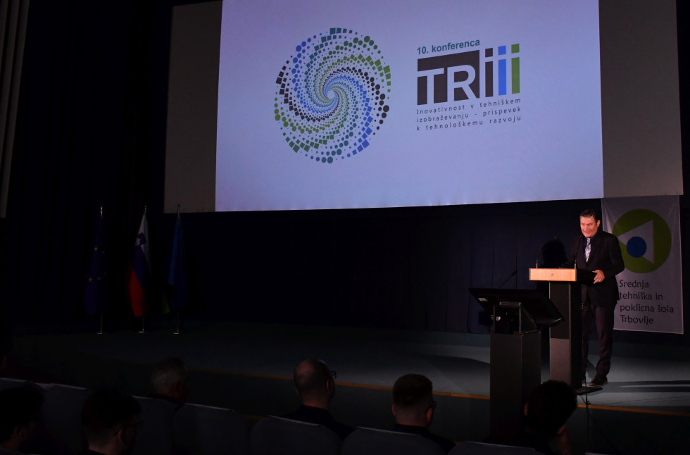 Državni sekretar mag. Andrej Sotošek nagovarja udeležence konference.