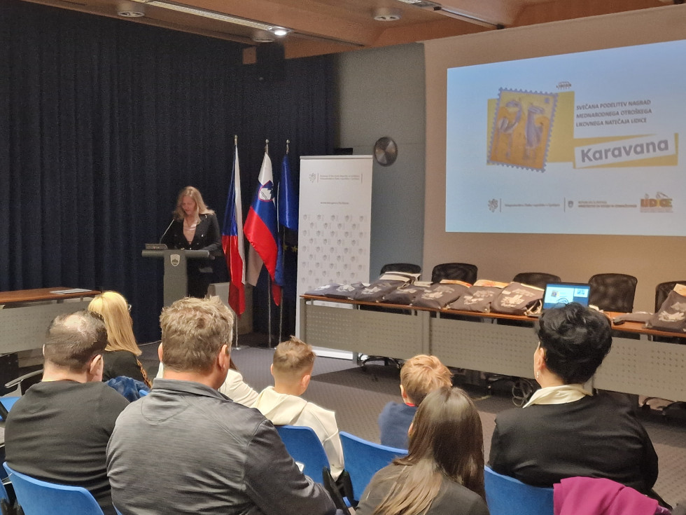 Državna sekretarka Janja Zupančič nagovarja udeležence.