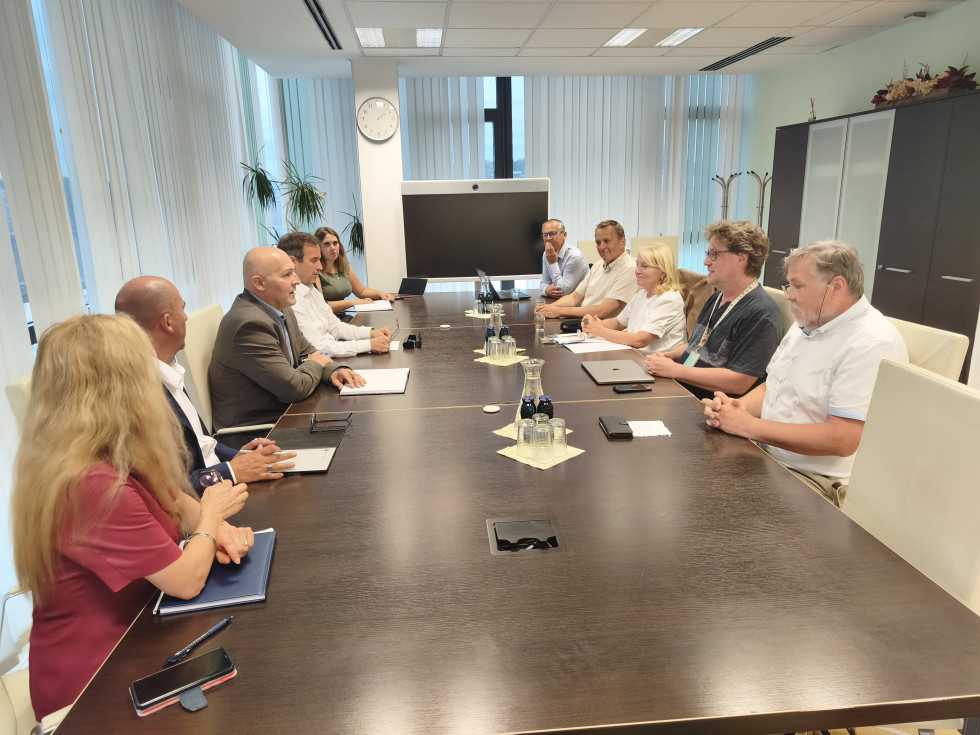 Minister Rončević na sestanku v sejni sobi Ministrstva za izobraževanje, znanost in mladino