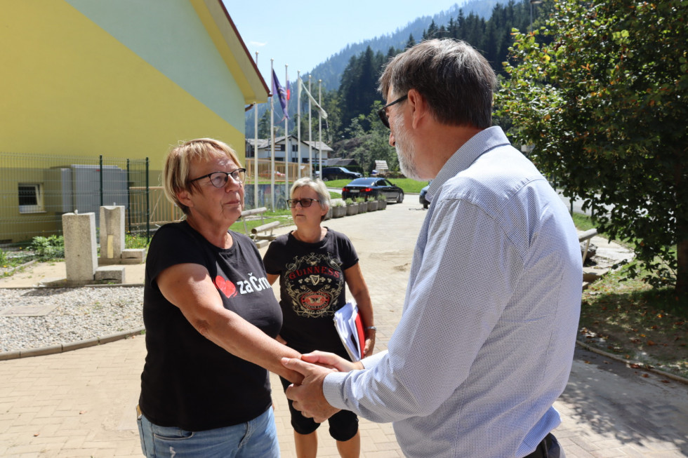 Županja Črne na Koroškem Romana Lesjak in minister za vzgojo in izobraževanje med rokovanjem