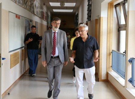 Minister za vzgojo in izobraževanje dr. Darjo Felda in ravnatelj OŠ Šmarje pri Kopru Simon Dražič hodita po hodniku šole