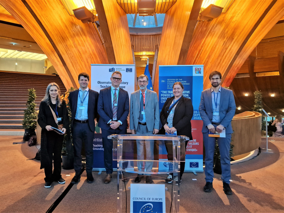 Minister za vzgojo in izobraževanje dr. Darjo Felda (v sredini), skupaj s slovensko delegacijo in tujimi predstavniki ob robu zasedanja