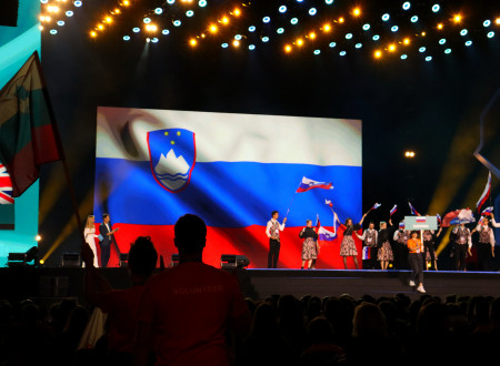 Slovenska reprezentanca na odru otvoritve tekmovanja Euroskills Gdansk 2023