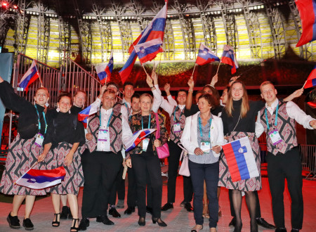Državna sekretarka Jasna Rojc skupaj s tekmovalci na Euroskills Gdansk 2023