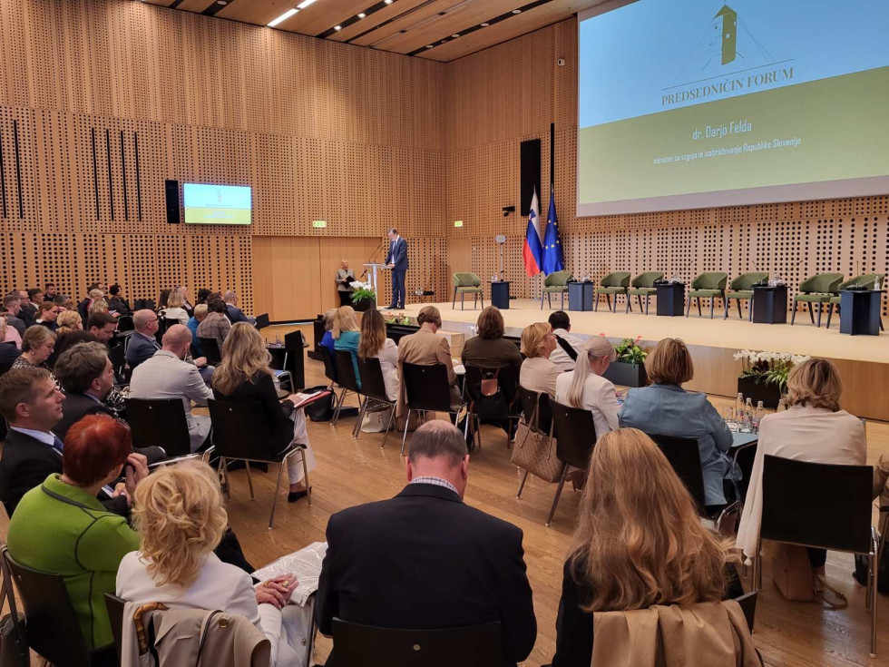 Minister za vzgojo in izobraževanje Darjo Felda v dvorani kongresnega centra Brdo pri Kranju med nagovorom