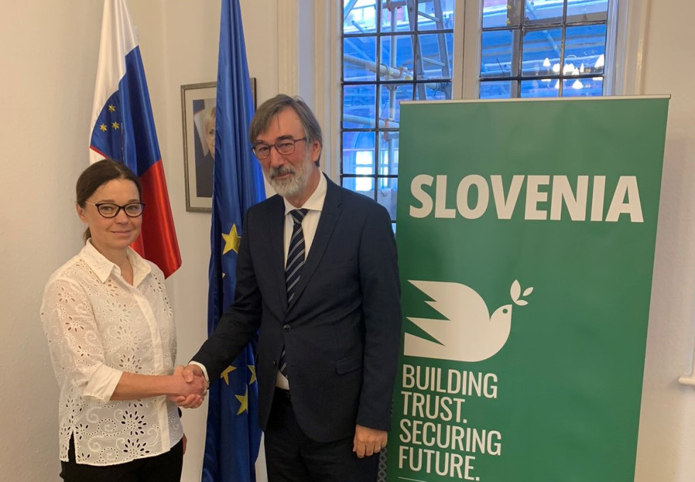 Minister dr. Darjo Felda se rokuje s slovensko veleposlanico v Veliki Britaniji