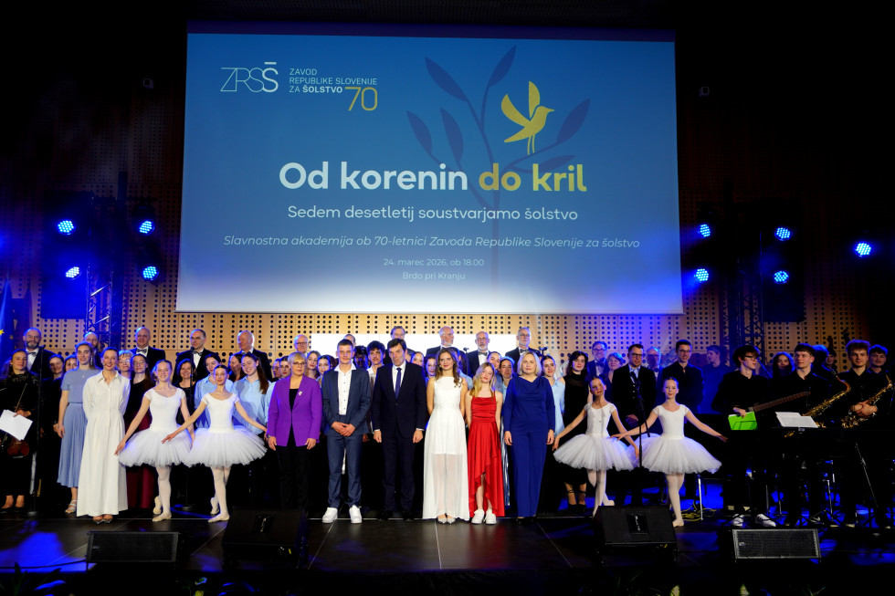 Minister, predsednica, direktorica in nastopajoči na odru dvorane Kongresnega centra Brdo pri Kranju