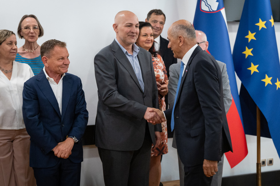 Minister Matoz, Minister Rončevič in predsednik vlade Janez Janša, minister Rončević se rokuje s predsednikom vlade