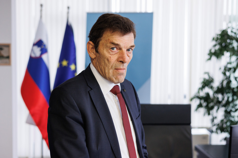 Portretna fotografija ministra Logaja.