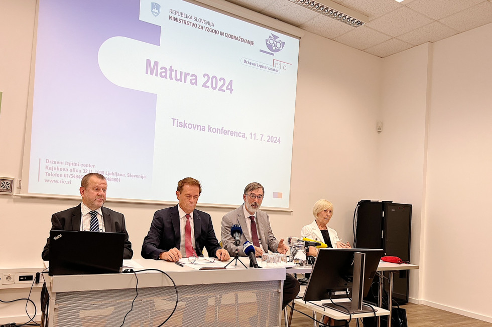 Direktor Državnega izpitnega centra dr. Darko Zupanc, predsednik komisije za poklicno maturo dr. Boris Dular, minister za vzgojo in izobraževanje dr. Darjo Felda, predsednica komisije za splošno maturo dr. Marina Tavčar Krajnc med novinarsko konferenco v 